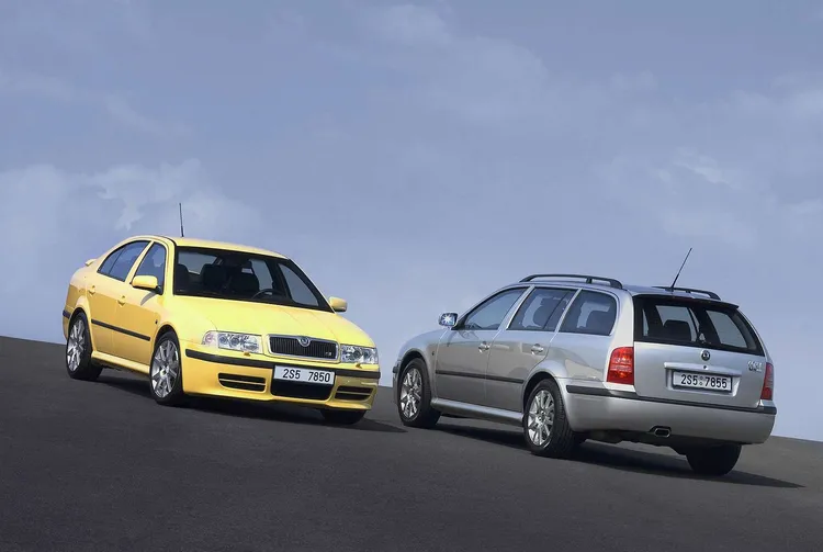 第一代Škoda Octavia RS於2000年登場，搭載1.8升渦輪增壓引擎，將Rally Sport賽事精神帶進量產車，也成為Octavia性能車型發展的起點。原廠照片