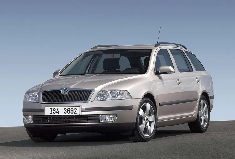 第二代Škoda Octavia於2004年推出，在車室空間與配備方面進一步提升，並導入DSG雙離合器變速箱等新技術，至2013年停產前累計生產約260萬輛。原廠照片