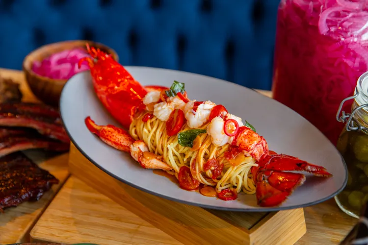台北萬豪INGE’S Bar&Grill「波士頓龍蝦手工細扁麵」醬汁以龍蝦高湯與海鮮高湯以2:1比例熬煮，並加入番茄讓酸甜平衡，搭配手工製細扁麵吸附飽滿醬汁，波士頓活龍蝦先煎至半熟後以鍋中餘溫燜熟，肉質彈牙鮮甜 。業者提供