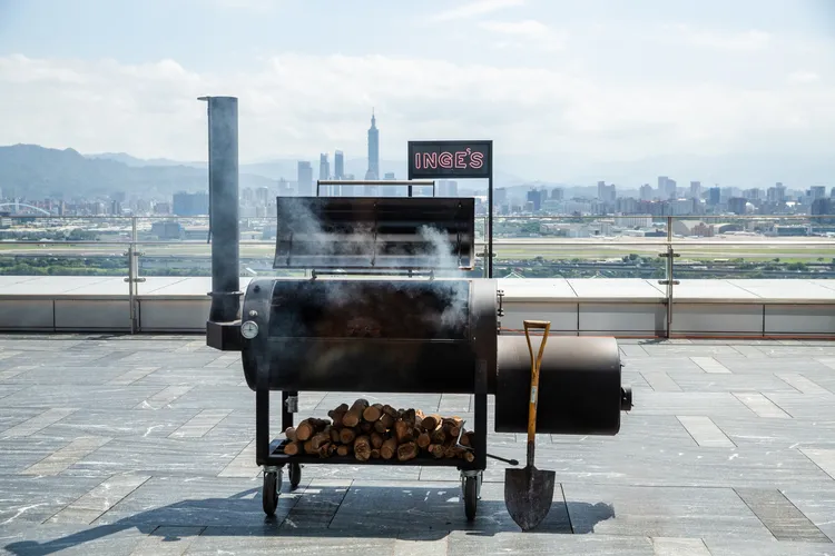 台北萬豪INGE’S Bar&Grill 和Smokin’德州燒烤在嘉義跨界合作，活動期間更進駐小型經典德州風格側燃式煙燻爐，賦予肉質濃郁的煙燻風味 。業者提供