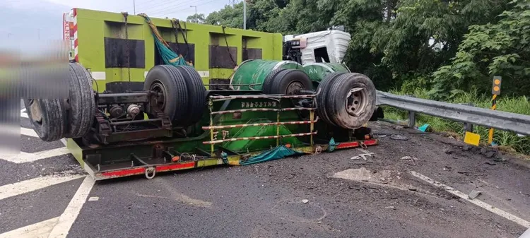 國3斗六路段聯結車失控側翻。翻攝畫面