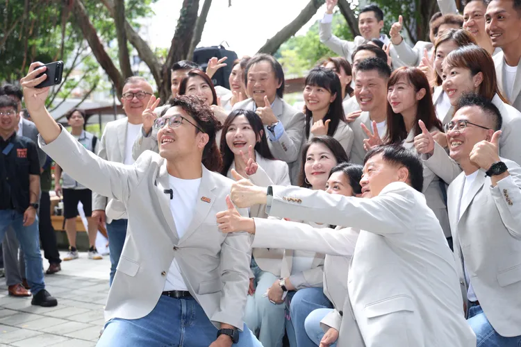 沈伯洋與民進黨台北市議員參選人們一起換上同款西裝外套，展現團結氣氛。記者莊宗達攝