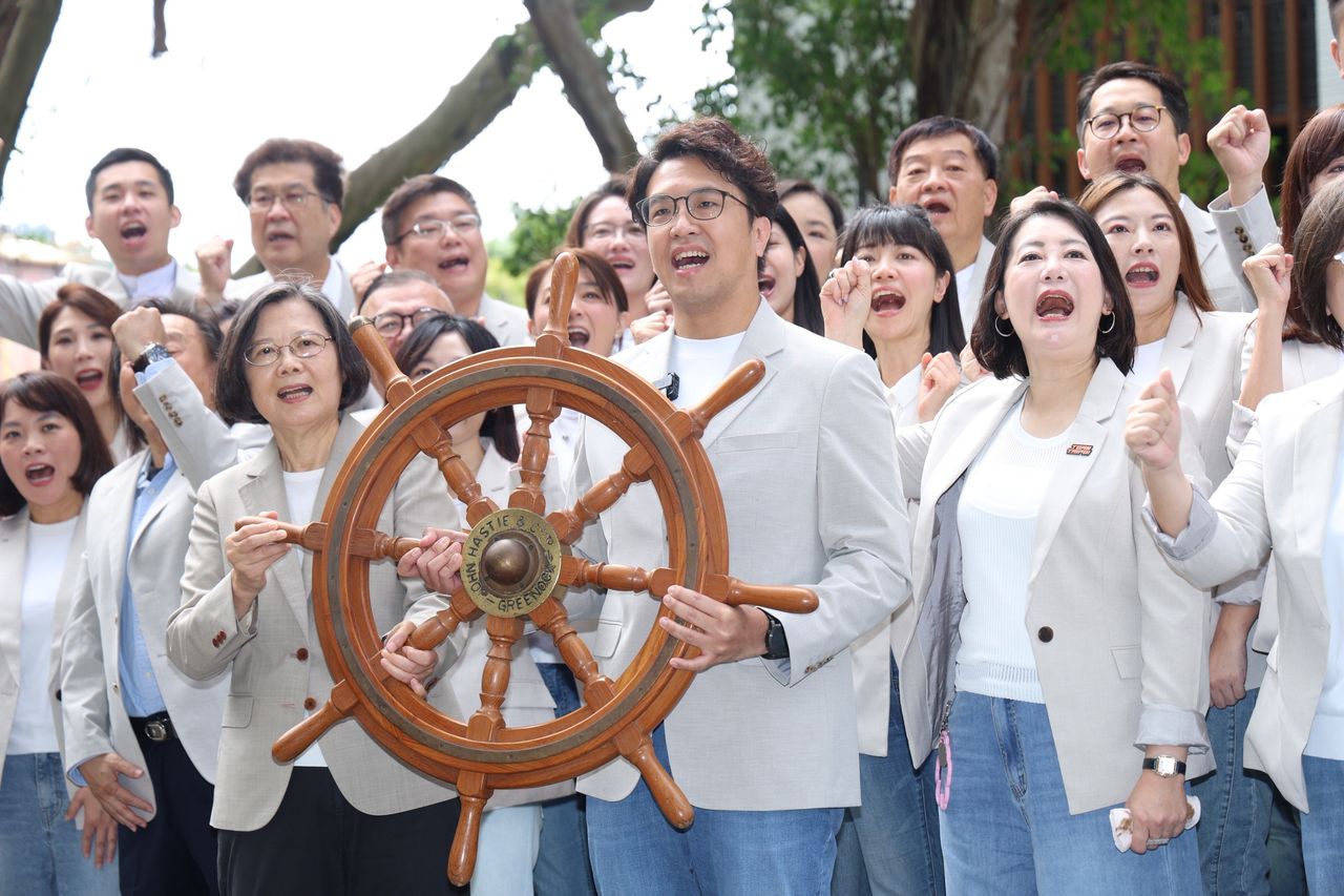 沈伯洋今登記參選台北市長!蔡英文送「船舵」:把台北帶往對的方向