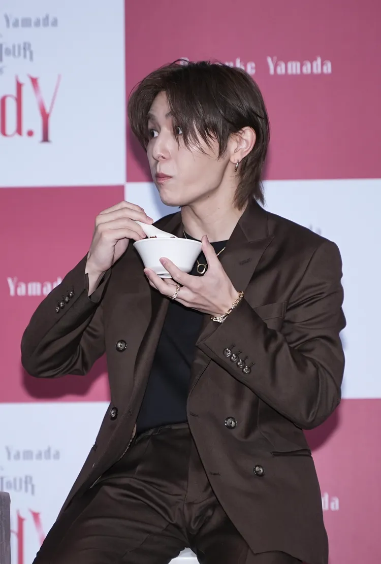 山田涼介吃了一口鹹豆漿，驚訝到瞪大眼睛。彭欣偉攝