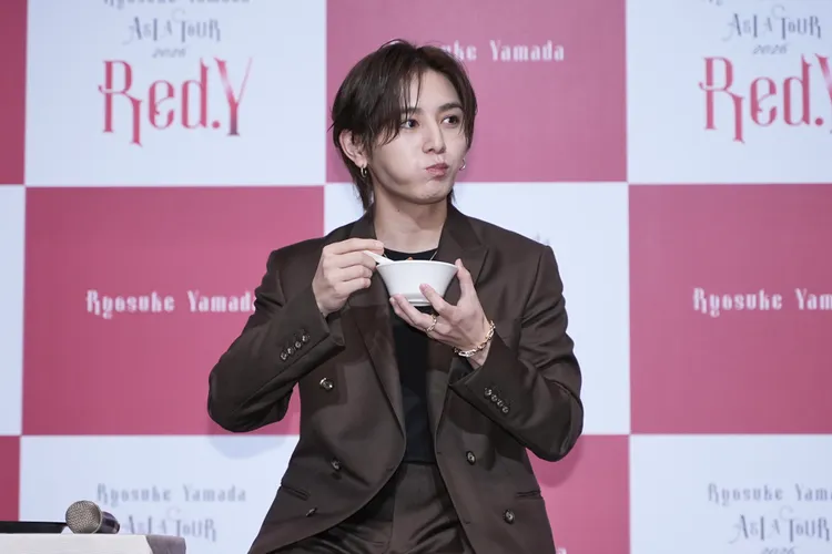 山田涼介塞了嘴巴股股的，模樣可愛。彭欣偉攝