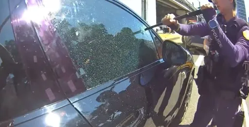 綠燈不走竟在車內睡死！楠梓警敲窗無反應　只好破窗解除狀況