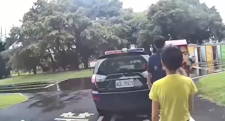 警方將男童帶回。翻攝畫面