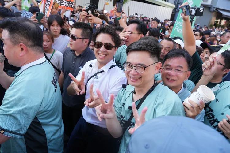 沈伯洋日前南下高雄合體賴瑞隆，現場湧入大批支持者。賴瑞隆競總提供