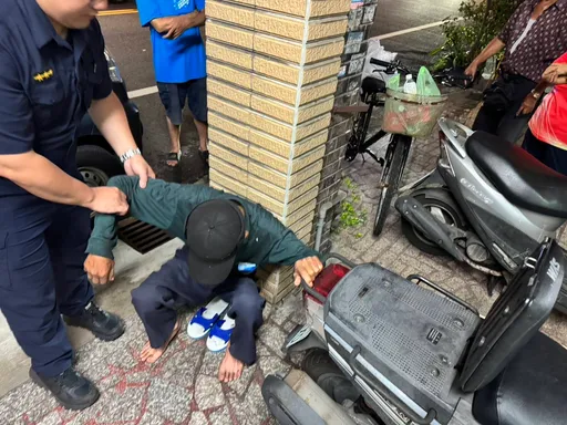 8旬老翁騎車外出迷途腿軟癱坐騎樓　暖警即時巡護安全送返家
