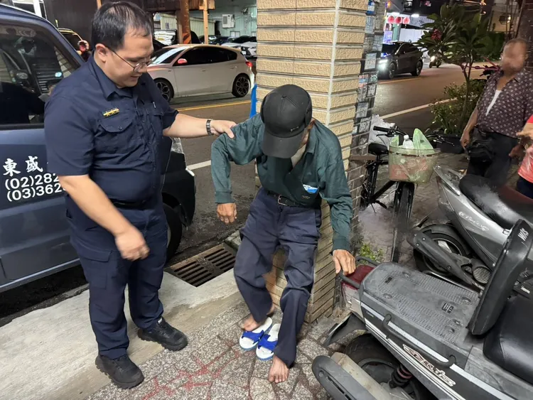 警員到場關心。桃園警分局提供