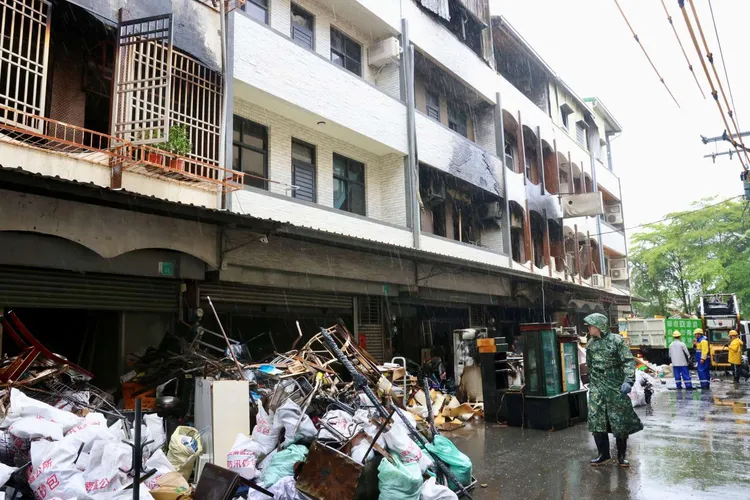 安南區海佃路空地火災爆炸，造成民眾財產損失，南市府協助受災戶求償，律師費由市府負擔。翻攝畫面
