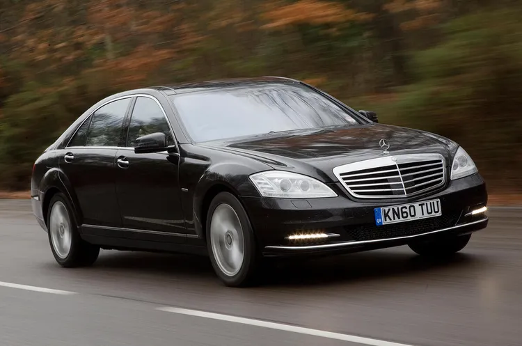 2005年登場的Mercedes-Benz W221，進一步導入PRE-SAFE Brake自動煞車科技，讓車輛在偵測到碰撞風險時可主動介入制動，將安全防護從事故發生前的預先準備再向前推進。原廠照片