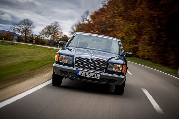 W126導入駕駛座氣囊與安全帶預縮裝置，以乘員為安全防護為首要。原廠照片