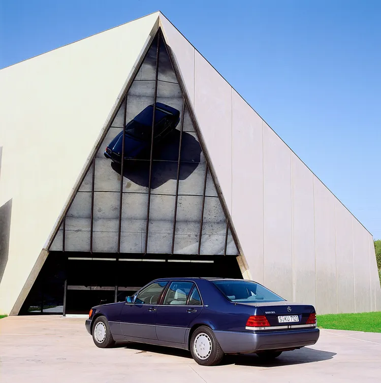 W140於1995年導入 ESP，軌跡偏移時主動介入穩定車身。原廠照片