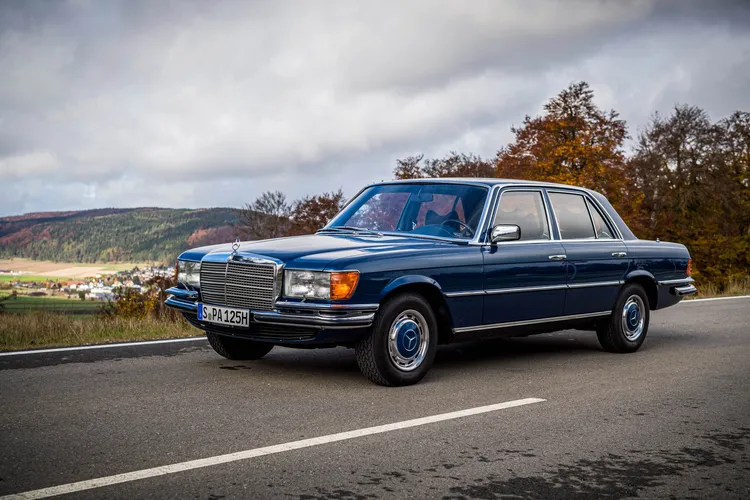 W116 率先量產搭載 ABS，讓緊急煞車依然保有轉向操控力。原廠照片