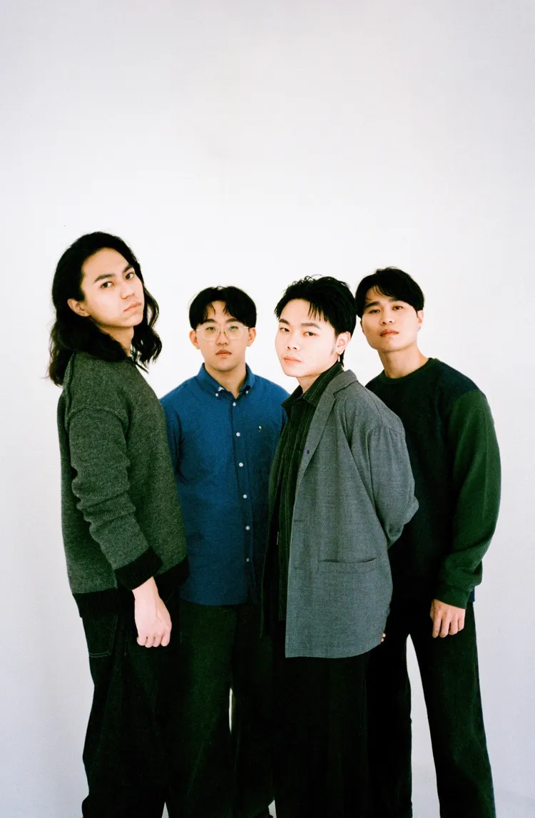 樂團「阿克沃 Awkward」，由貝斯手念侲（左1）、吉他手伯儒（左2）、主唱晨昊（左3）、鼓手羿璿（左4）所組成，以另類搖滾為核心。黑市音樂提供
