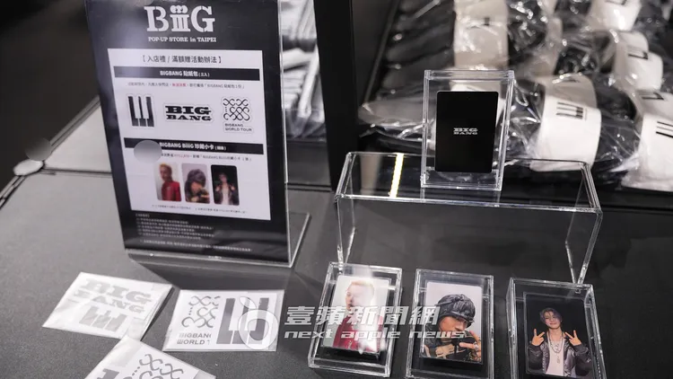 只要進場就能獲得BIGBANG貼紙，消費滿2800元贈送隨機小卡一張。彭欣偉攝