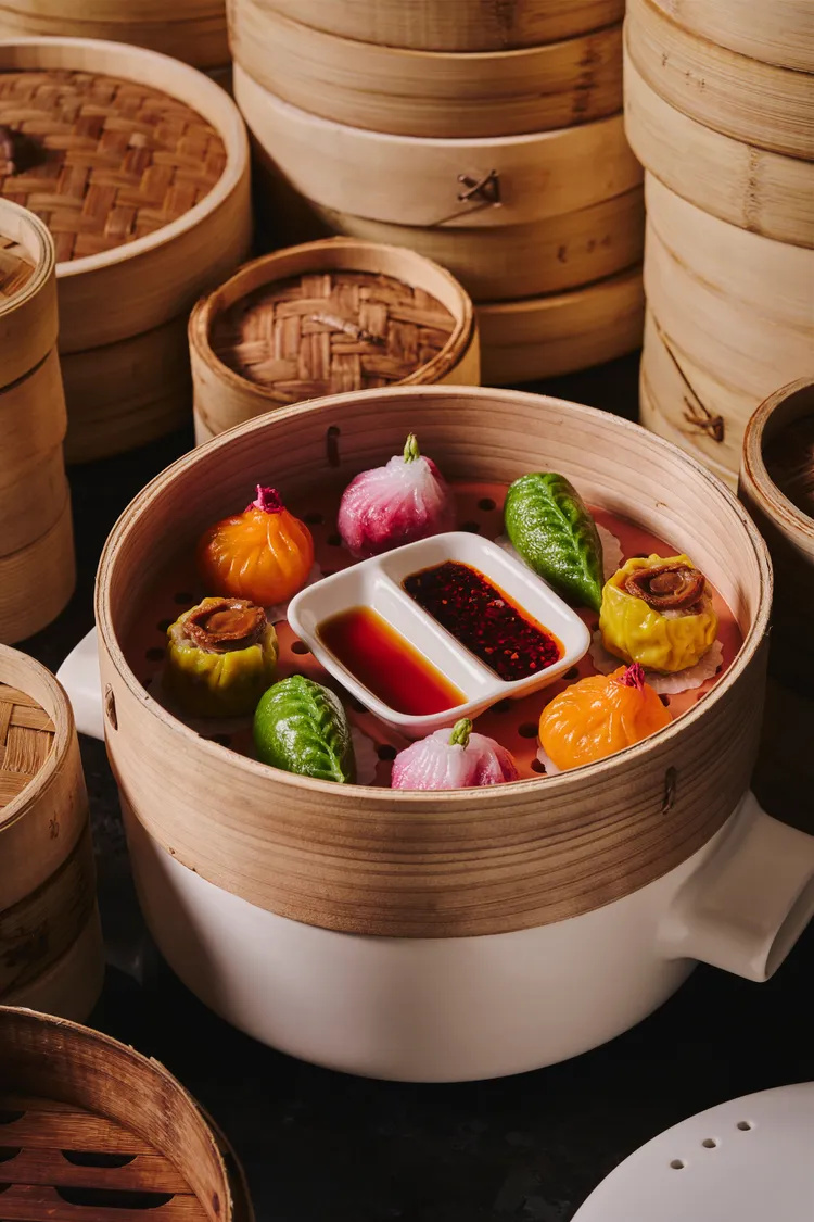 「W Tipsy Tea – YEN for Yum」主題鹹點，順時針起「帶子鮮蝦甜菜菓」（紅）、「野菌松露雲耳素餃」（綠）、「原隻鮑魚蒸燒賣」（黃）、「金衣鮮蝦餃」（橘）。業者提供