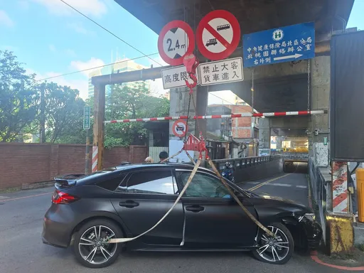 男子分心駕駛自撞地下道橋墩！　手臂擦傷釀周邊車流壅塞