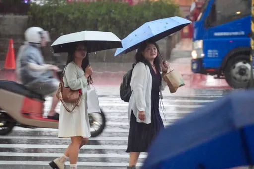 2縣市大雨！2天午後「這區雨最大」　中秋連假恐有颱風
