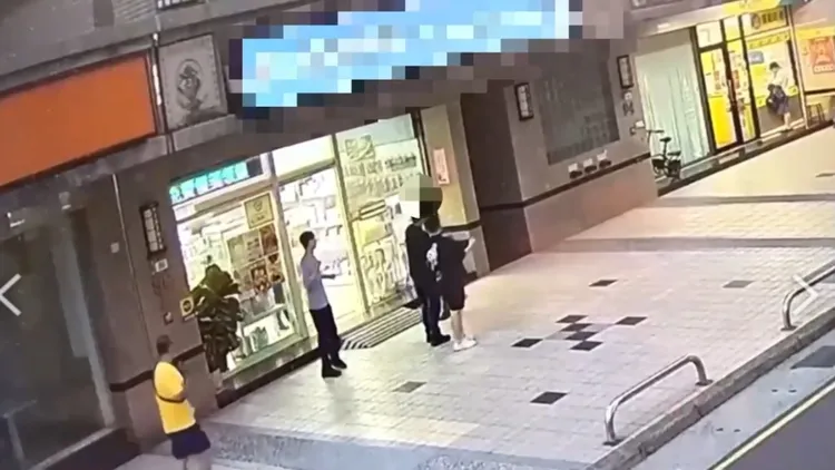 涉嫌對多名女大生下藥、性騷及性侵的陳姓藥師已遭羈押，其所經營的淡水藥局目前停業中。翻攝畫面