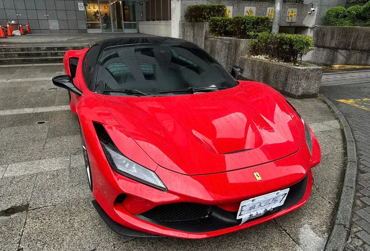 詐團首腦收藏紅色的 Ferrari F8 Spider，搭載 3.9 升 V8 雙渦輪增壓引擎。翻攝畫面