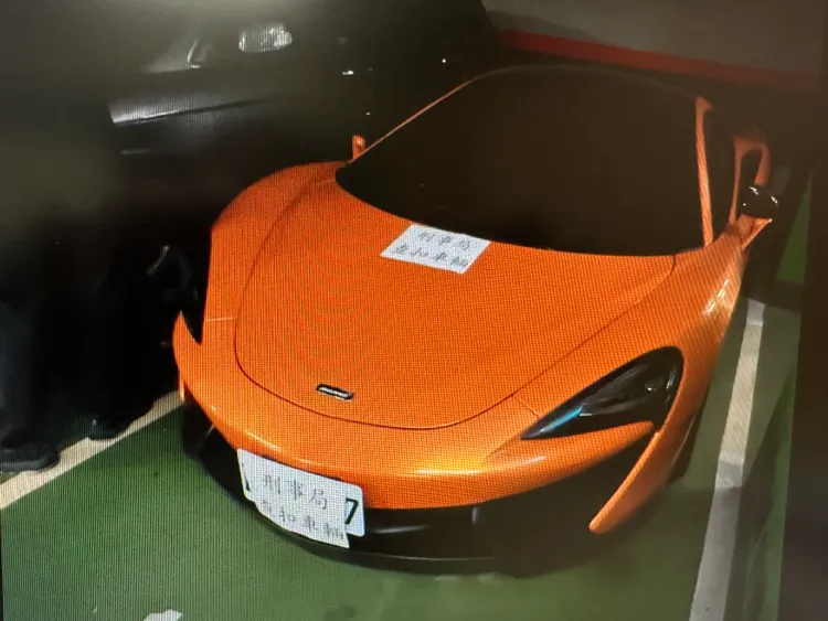 警方查扣麥拉倫敞篷跑車。翻攝畫面