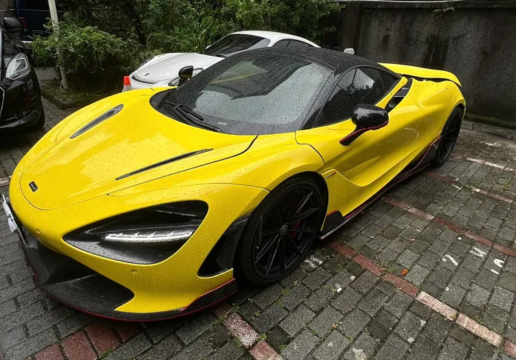 警方於詐團車庫內查扣MCLAREN 765LT COUPE，該車價2,368萬至2,568萬元起，全球限量765輛，全台配額20輛。翻攝畫面