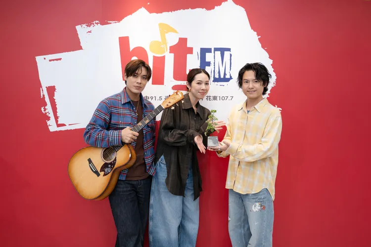 告五人在節目中演唱《與海無關》獻給聽眾朋友。Hit Fm聯播網提供