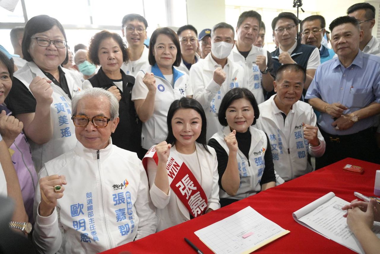 張麗善今陪同登記參選縣長 張嘉郡:承擔責任、接續建設