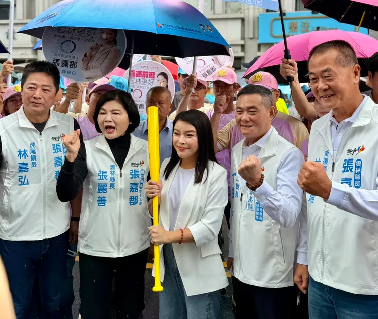 國民黨雲林縣長參選人張嘉郡今（3）日上午在縣長張麗善與競選團隊、支持者陪同下，前往雲林縣選舉委員會完成雲林縣長參選登記。張嘉郡團隊提供
