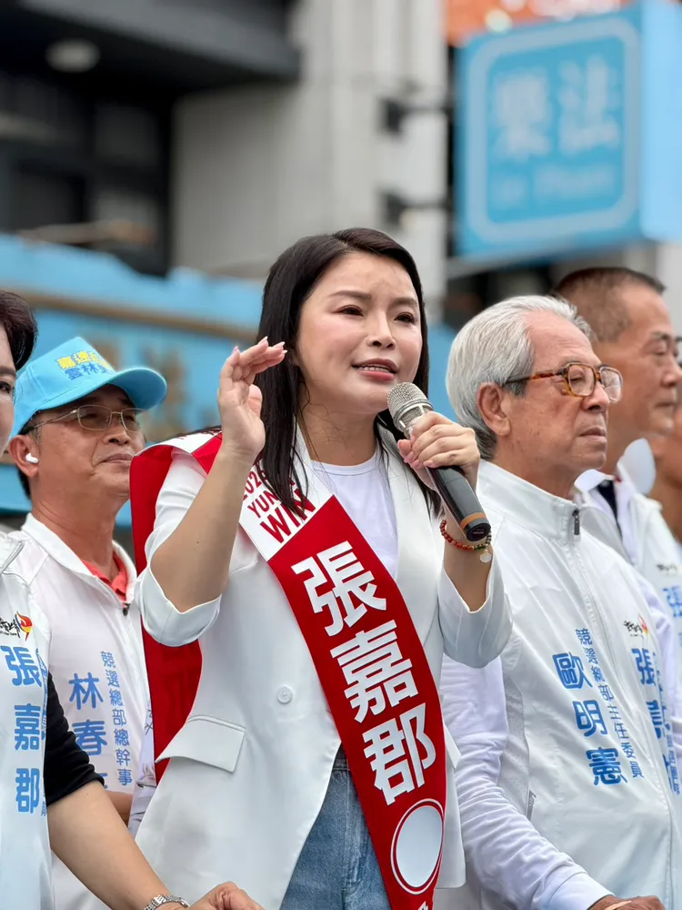 國民黨雲林縣長參選人張嘉郡今（3）日上午在縣長張麗善與競選團隊、支持者陪同下，前往雲林縣選舉委員會完成雲林縣長參選登記。張嘉郡團隊提供