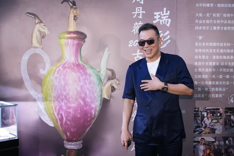 張晨光笑說自己胸毛都白了。彭欣偉攝