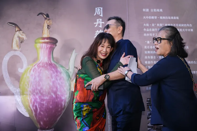 周丹薇給張晨光一個深深的擁抱。彭欣偉攝