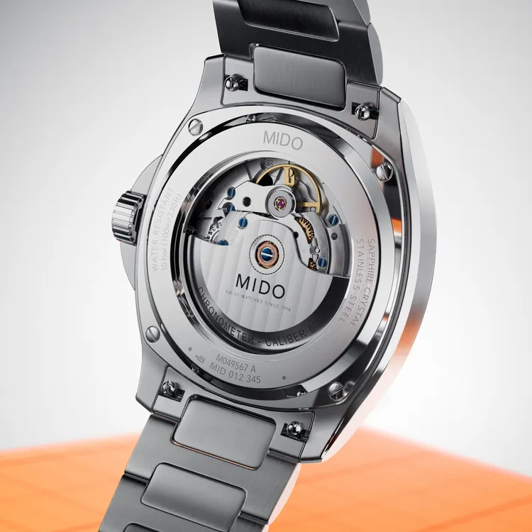 透視錶背設計可一窺Caliber 80自動上鍊機芯的精密運作。品牌提供