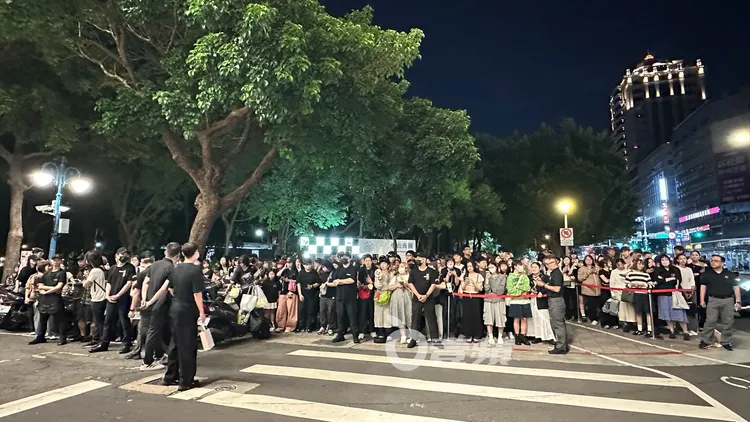 晚間8點，康樂公園已聚集200名粉絲，想一睹偶像風采。特勤中心攝