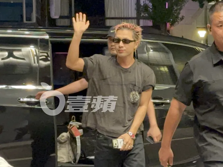 太陽下車後，面對熱情粉絲也是高高舉著手回應粉絲們。特勤中心攝