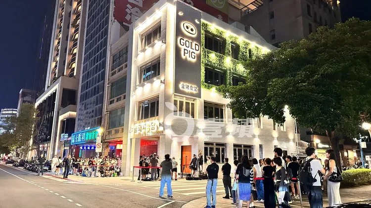 金豬食堂公告10月11日包場，晚間8點40分演唱會散場後，陸續聚集500名粉絲。特勤中心攝