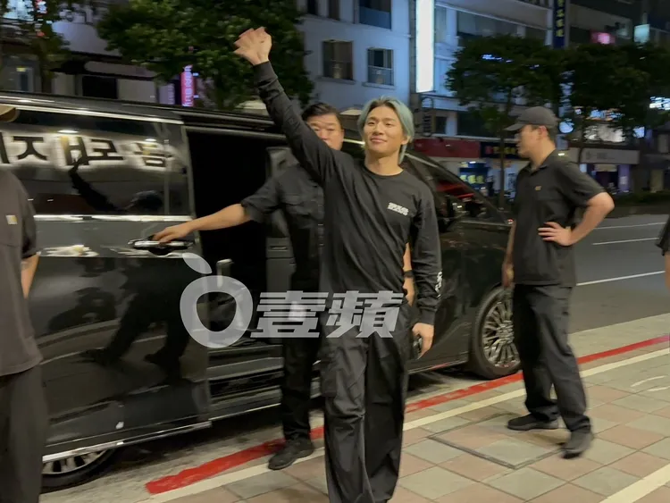 大聲從保母車下來後，與粉絲們熱情揮手。特勤中心攝