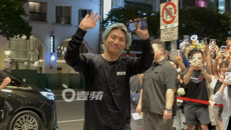 面對粉絲熱情歡呼，大聲也開心的與粉絲們揮手打招呼。特勤中心攝