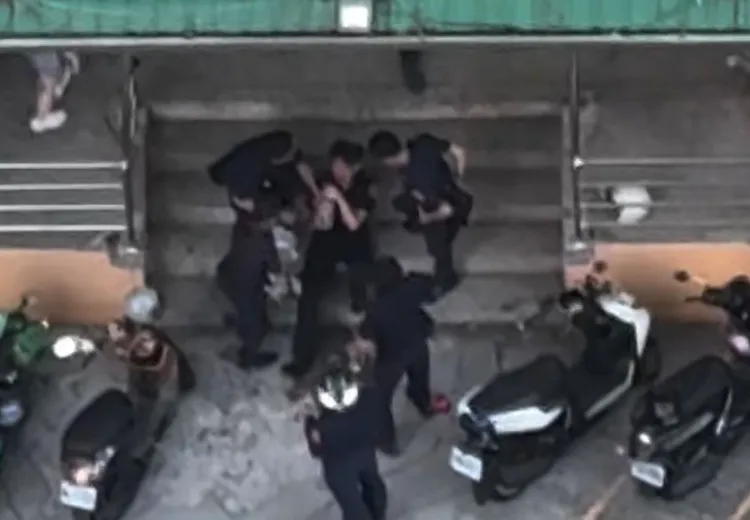 快打警員在壓制過程中受傷，在一旁店家騎樓等待救護車。翻攝自Threads@gebpe4