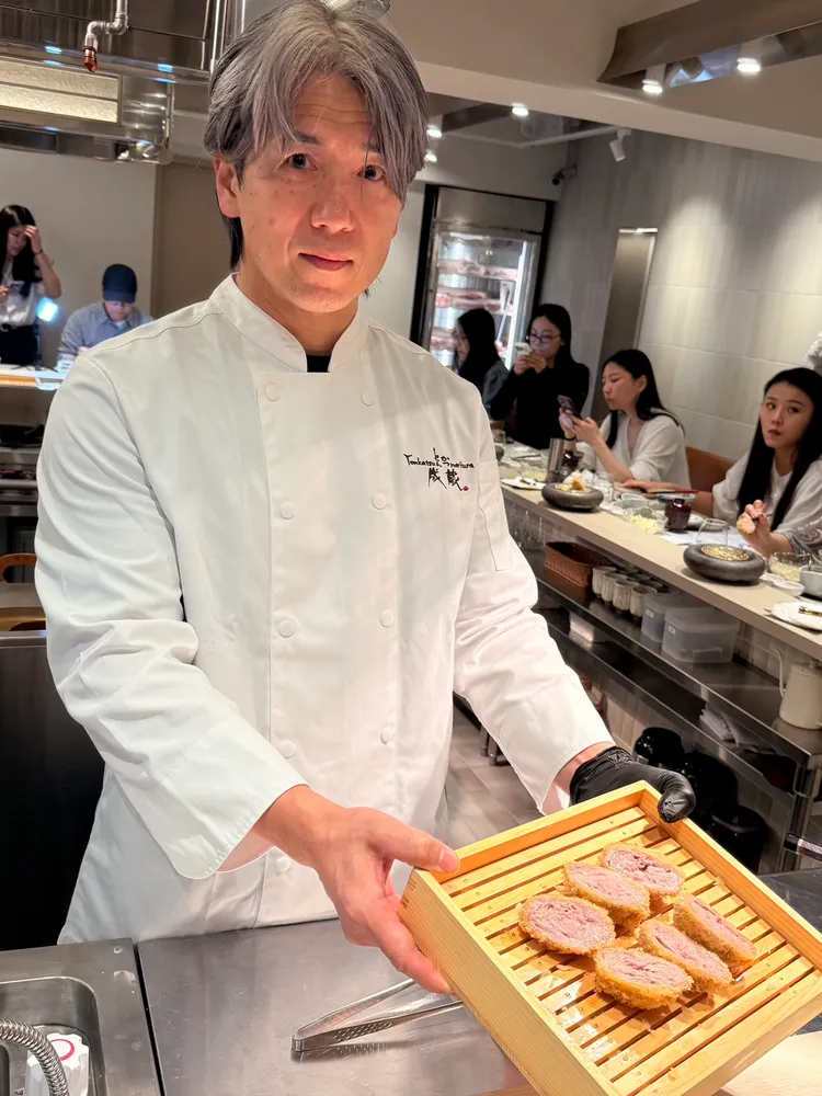 創辦人三谷成蔵以獨門「粉雪低溫炸藝」打造輕盈酥脆麵衣，搭配台灣究好豬，呈現不同於傳統炸豬排的細緻口感。陳揚盛攝