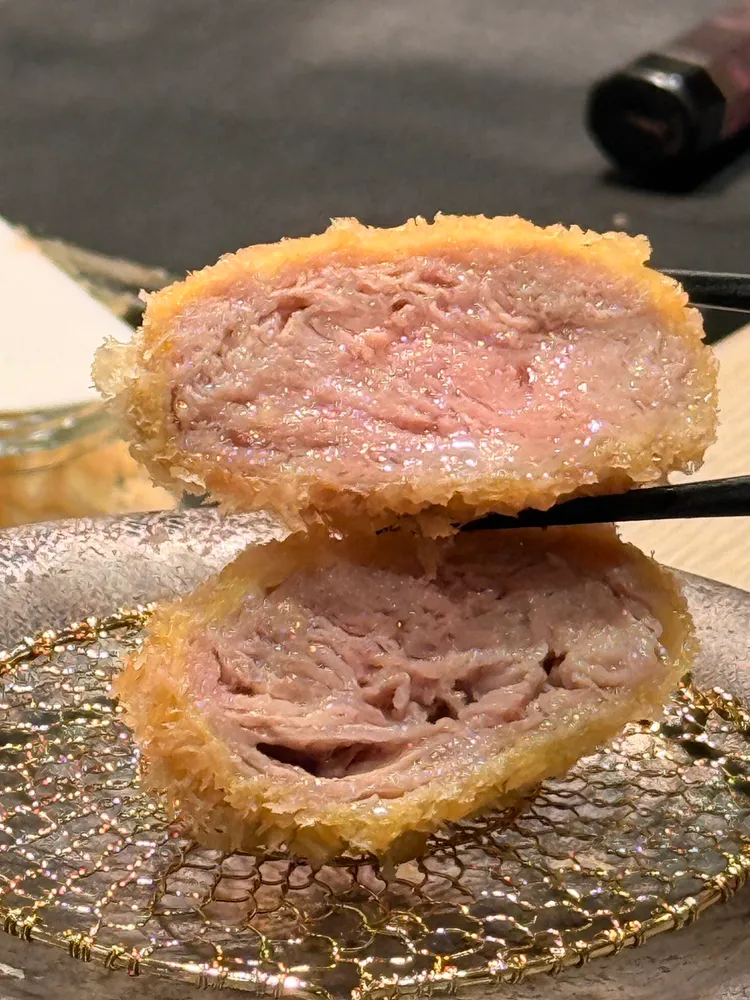 成蔵招牌千層豬排肉汁滿溢。陳揚盛攝