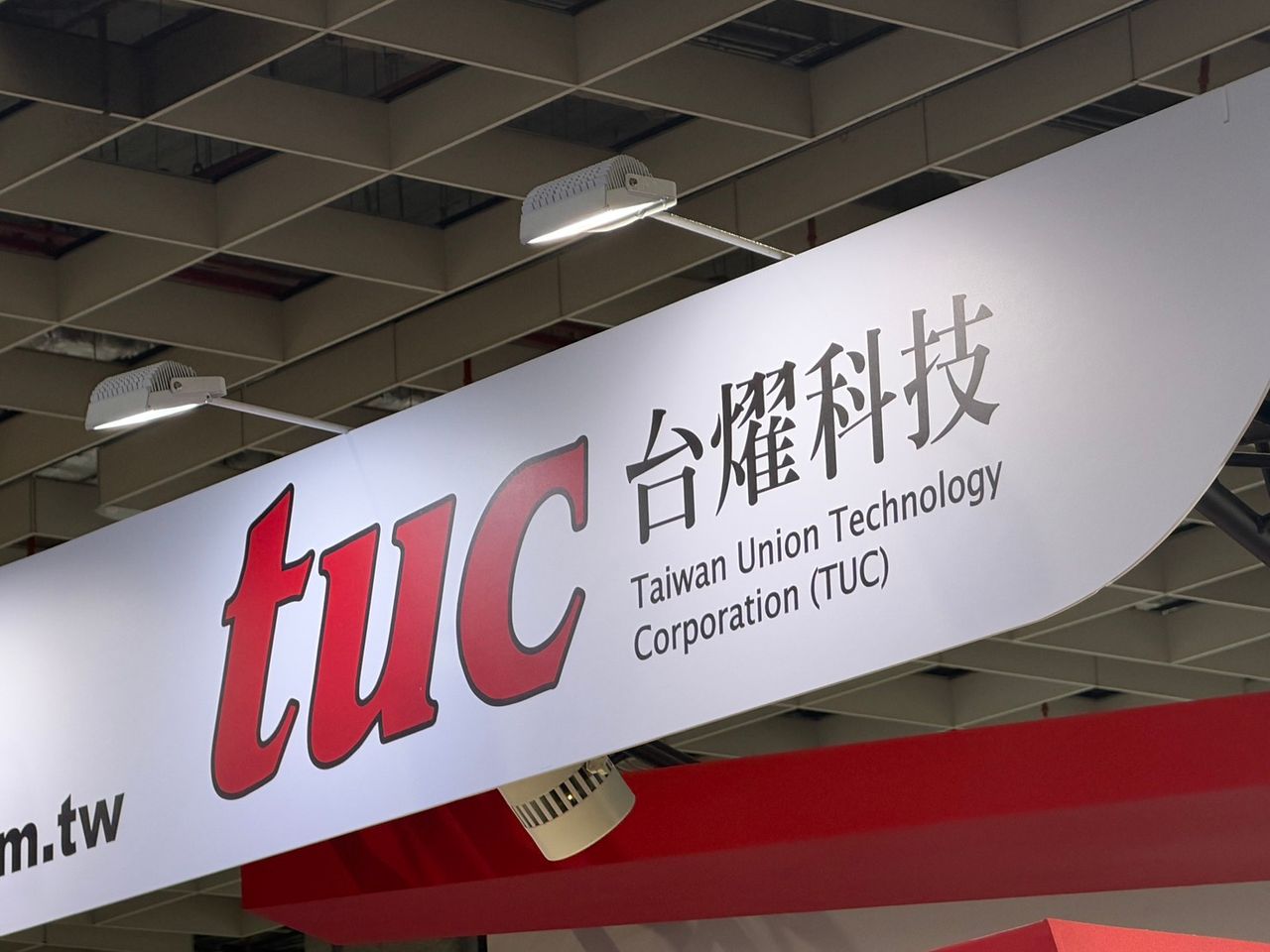 台燿搶AI高速材料商機!M10、M11開發中 PTFE混合設計降量產門檻