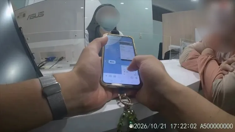 員警與櫃檯人員耐心勸說，徐女終於打消投資念頭。翻攝畫面
