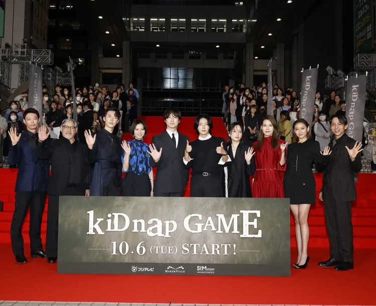 柯佳嬿（右4）飛往日本現身《綁架遊戲kiDnap GAME》首映活動。翻攝IG
