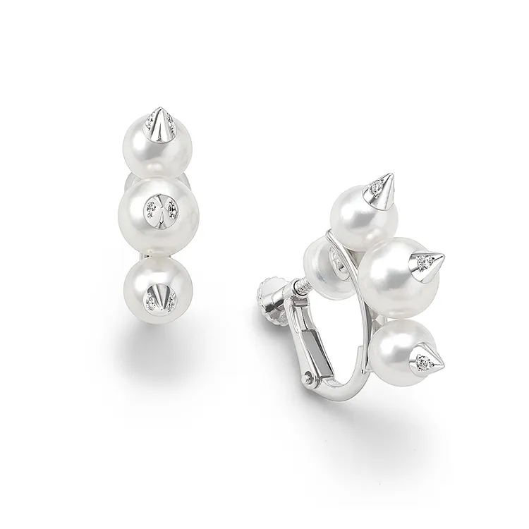 TASAKI danger neo diamonds pave 阿古屋珍珠 & 18K白金鑲鑽耳環，10萬5000元。品牌提供