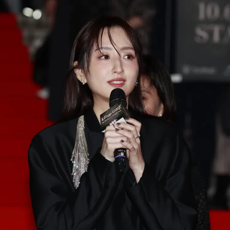 柯佳嬿佩戴TASAKI珠寶。品牌提供