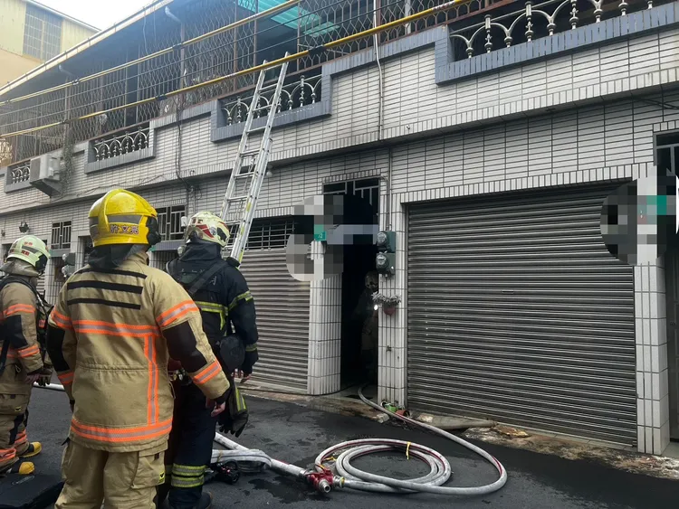 屋主妻子一度受困二樓，最後順利救出，夫妻檔輕微嗆傷送醫觀察。民眾提供