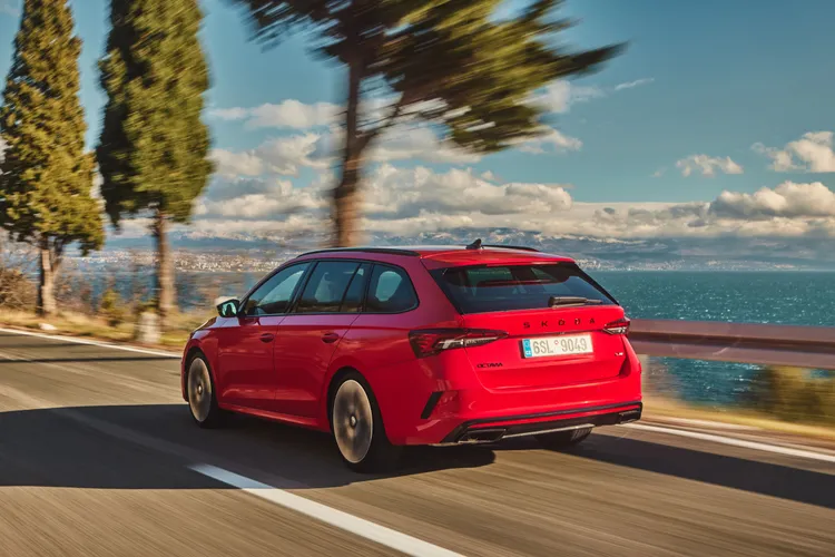Škoda Octavia Combi RS 結合旅行車的實用空間與 RS 運動化駕馭精神，展現 Škoda 在性能與日常機能之間的平衡。業者提供